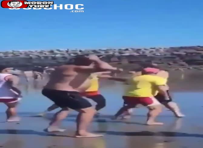 Video :Lifeguards and swimmers fight in Argentina